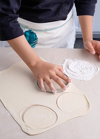 Corta círculos de 12 cm aproximadamente.