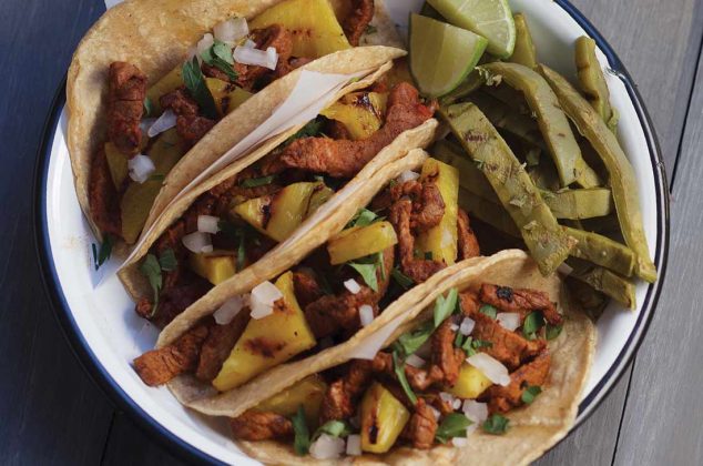 Tacos de bistec de res estilo al pastor en casa, acompaña esta receta de comida mexicana agregando una tradicional salsa verde