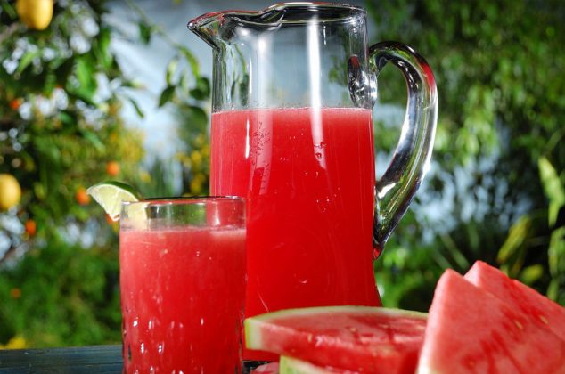 Bebida refrescante de sandía, agua mineral y naranja