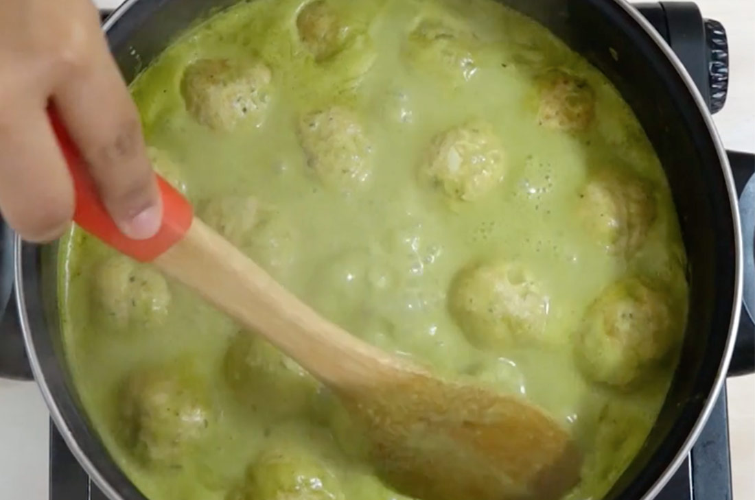 Albóndigas de pollo con salsa cremosa de poblano