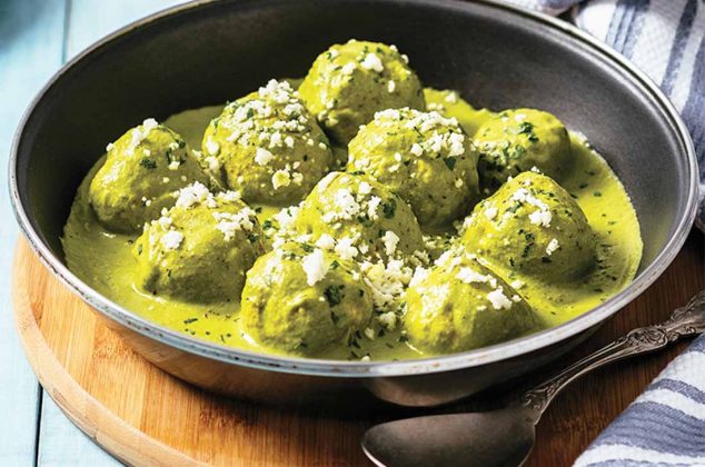 Albóndigas de pollo con salsa de poblano