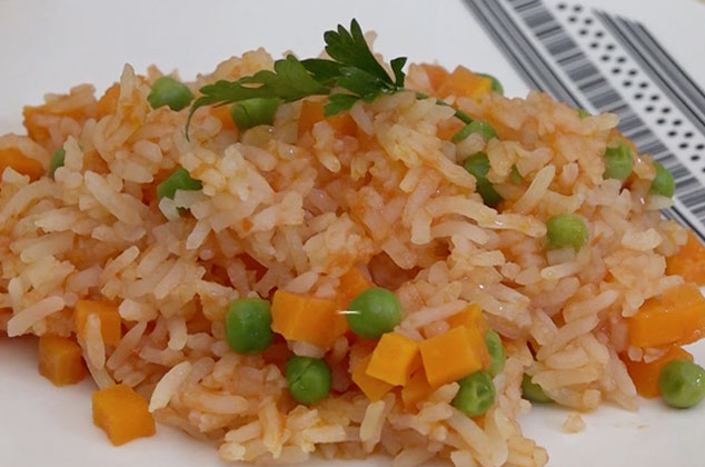 Cómo preparar arroz rojo con verduras | Receta paso a paso