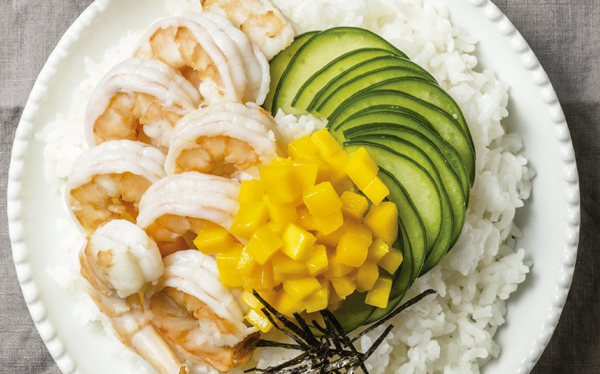 Bowl de arroz con camarón, mango y pepino - Recetas de mariscos