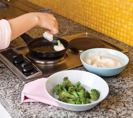 Sumerge los arbolitos de brócoli en el huevo y fríe en el aceite caliente. Escurre el exceso de grasa sobre papel absorbente, sirve con el puré de tomate encima y los cubos de queso.