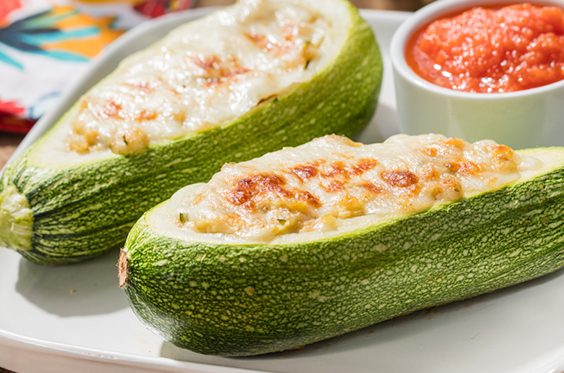 Calabazas rellenas al horno con carne y queso gratinado