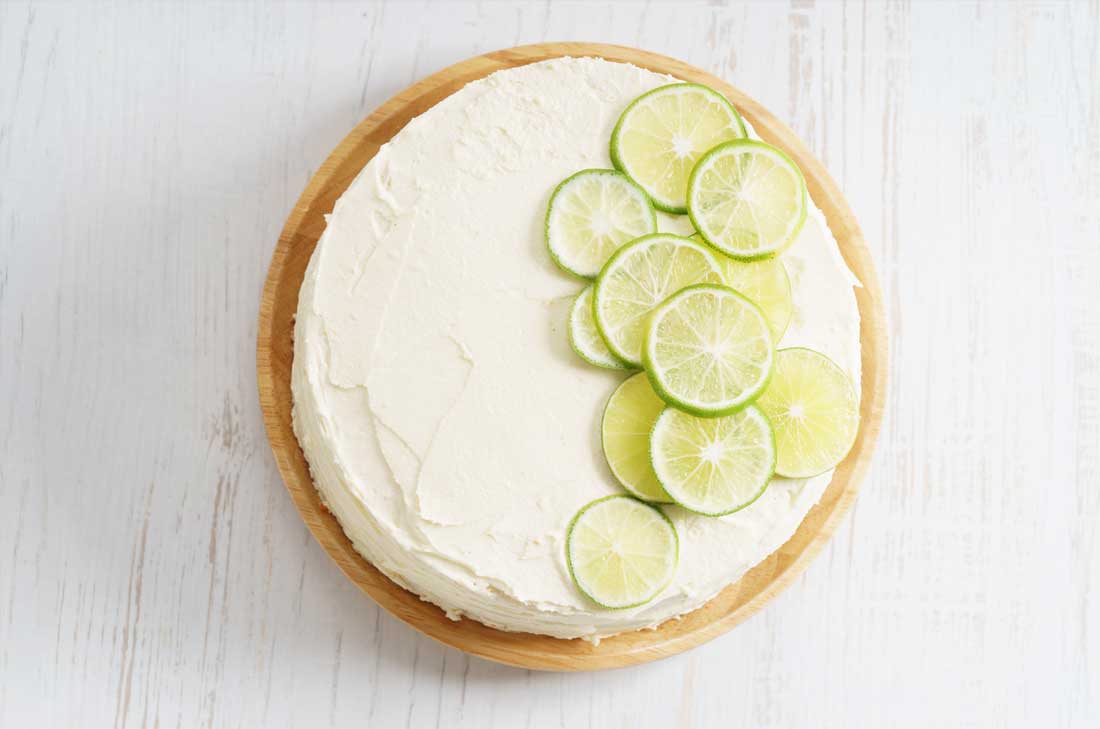 Receta de carlota de limón con queso crema y galletas marías para el postre.