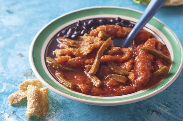 Chicharrón en salsa roja con nopales | Cocina mexicana