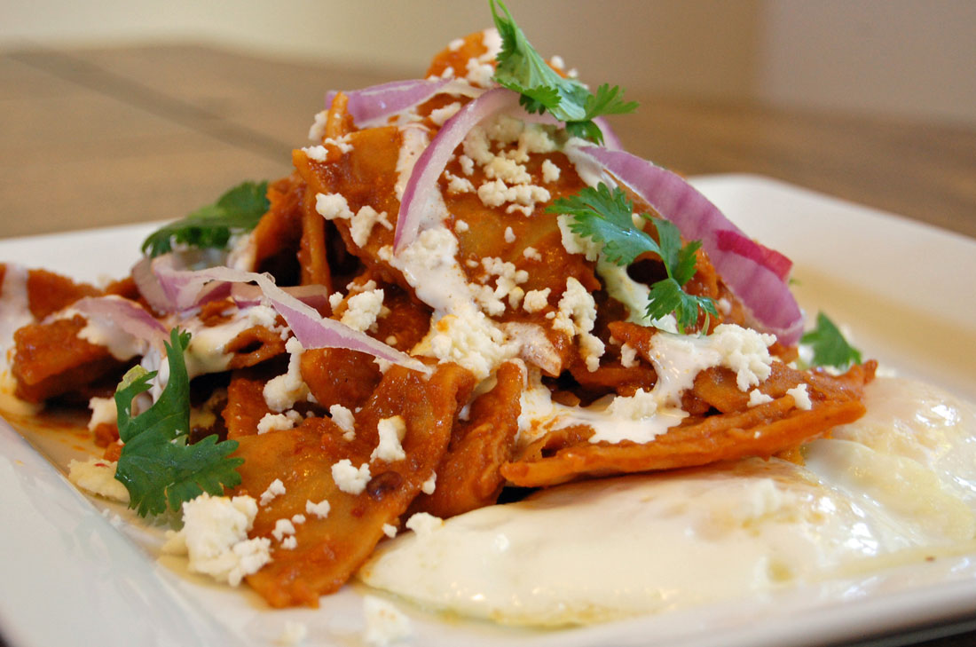 Cómo hacer chilaquiles rojos con pollo | Receta cocina mexicana