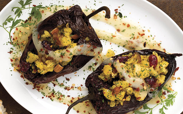 Chile ancho relleno de plátano macho