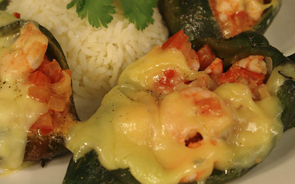 Chiles rellenos de camarones y queso