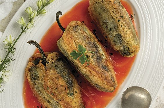 Chiles rellenos de queso fresco capeados