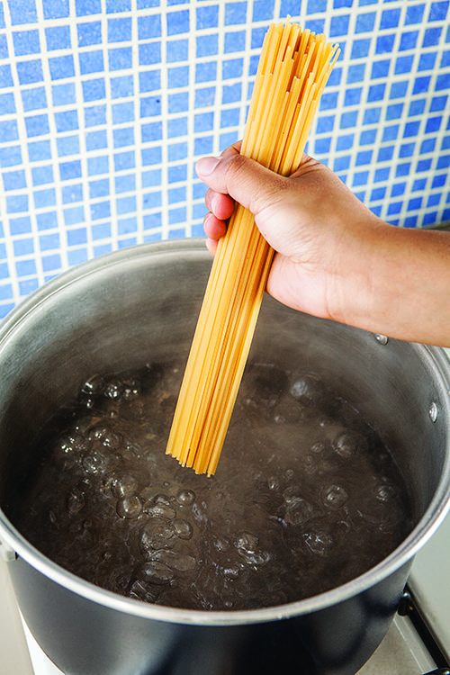 RECTIFICA que el agua esté hirviendo y añade la <strong></img>pasta</strong>. Baja a fuego medio-alto.