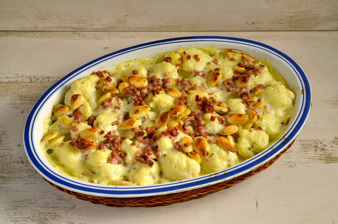 Coliflor gratinada con carne molida de res y queso