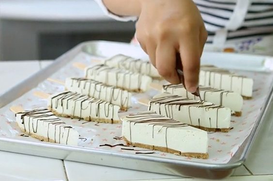 Cómo hacer Pay de queso o Cheesecake frío en paletas | Receta