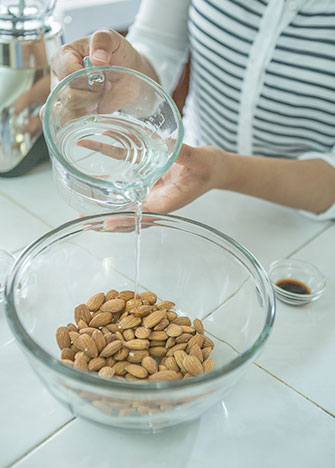 Cubre las almendras con agua. Deja reposar toda una noche, aproximadamente 8 horas.
