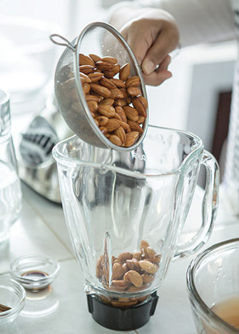Escurre las almendras y desecha el agua del remojo. Licúa con el agua, la canela y la vainilla hasta lograr una mezcla sin grumos.
