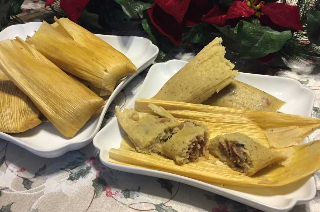 Tamales de rajas con queso en hoja de maíz