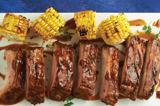 Costillas de cerdo BBQ con elote asado