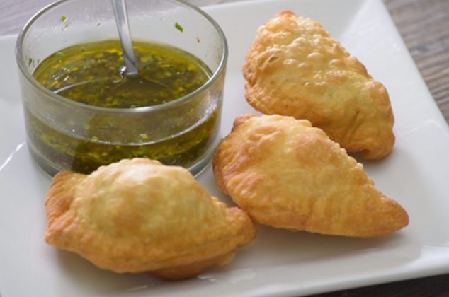 Empanadas argentinas fritas de carne, elote y queso - Receta original