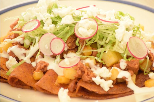 Enchiladas de chile guajillo y papas con chorizo