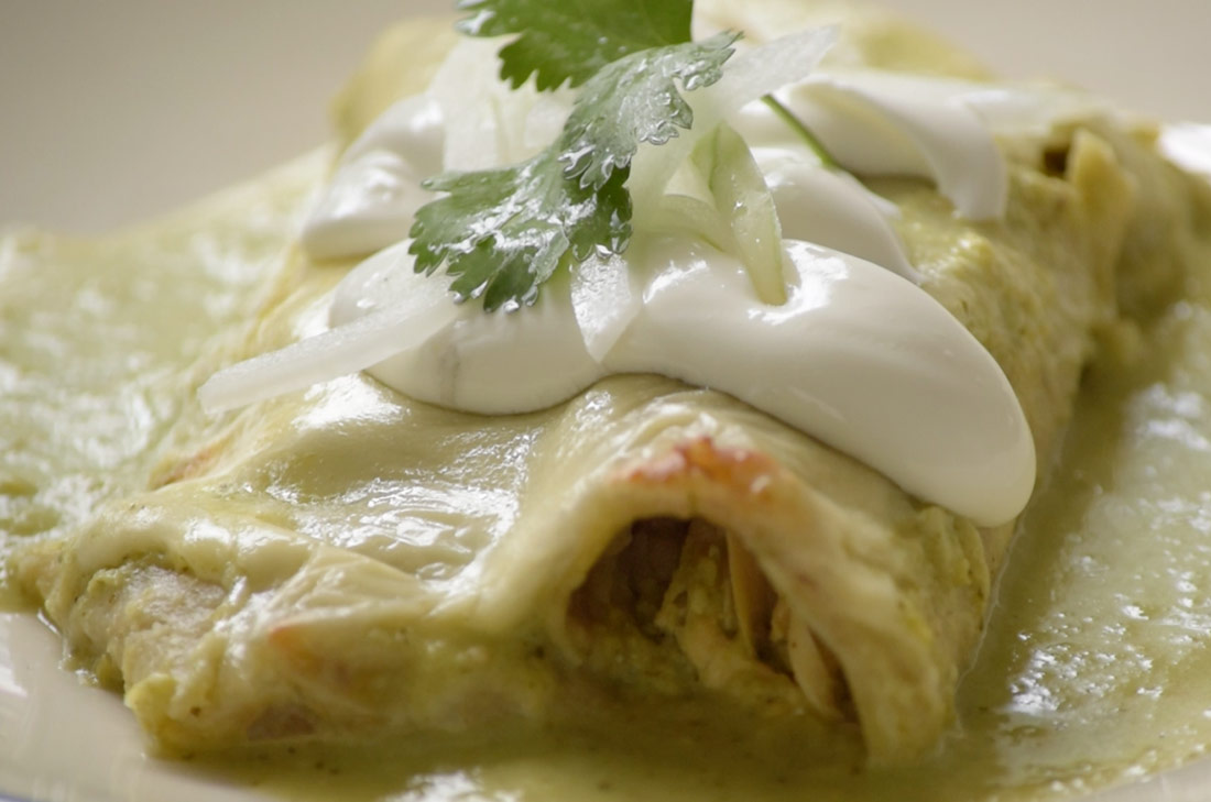 Enchiladas suizas verdes con queso gratinado