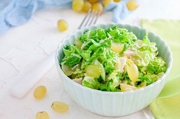 Ensalada de atún con lechuga, uvas, nuez y vinagreta