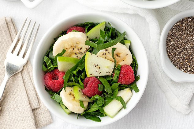 Ensalada de espinacas, manzana verde y plátano para el desayuno