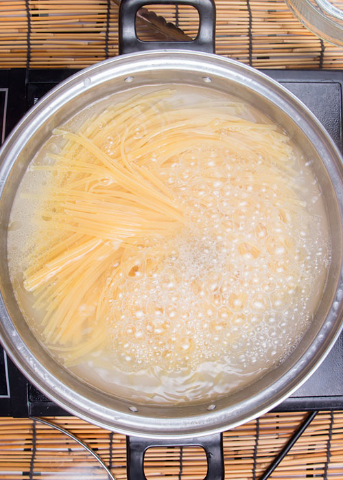 Errores comunes que debes evitar al cocinar: cocinar pasta en cacerola pequeña