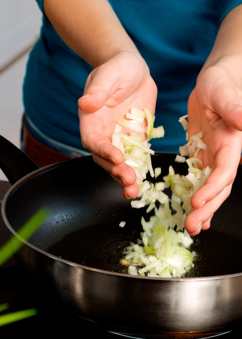Errores comunes que debes evitar al cocinar: usar sartenes antiadherentes para todo