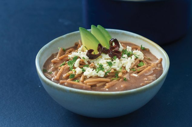 Sopa de fideo con caldo de frijoles