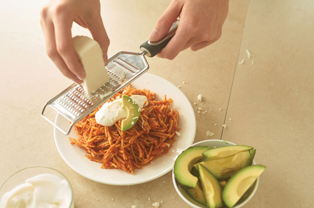 Cómo hacer Fideo seco con chile de árbol