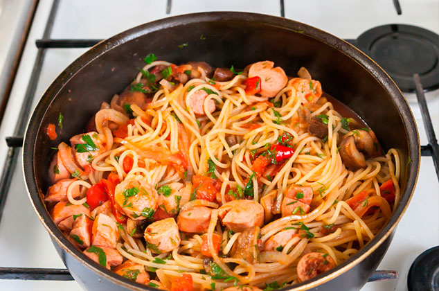 Sopa de fideo con salchichas