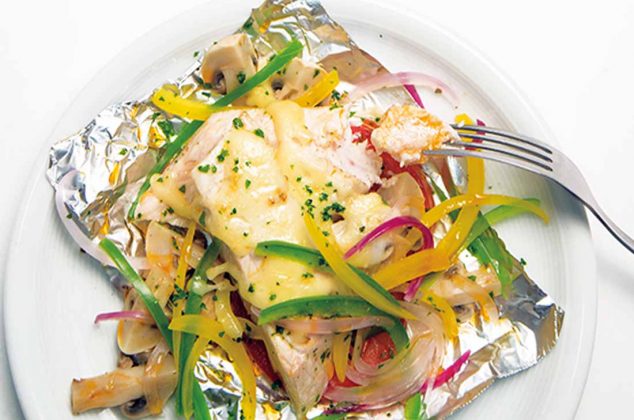 Presentación de receta de filete de pescado empapelado con albahaca y queso manchego en comal