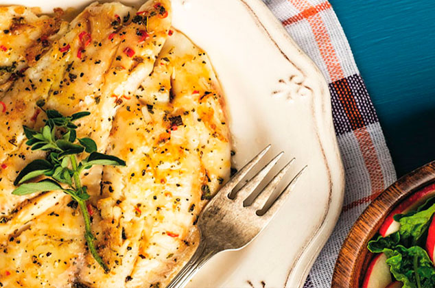 Filete de pescado acompañado de ensalada