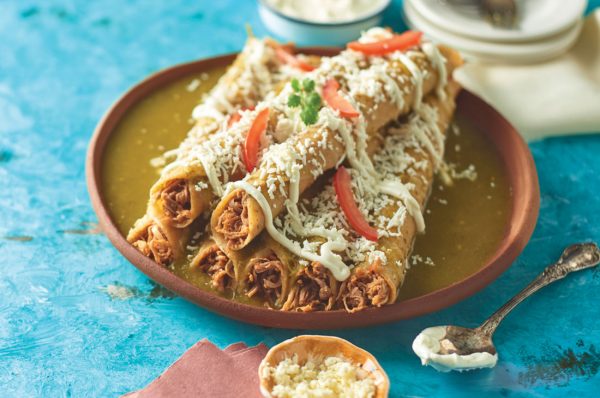 Flautas ahogadas en salsa verde