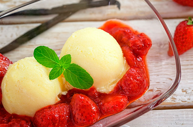 Receta de Fresas jubilee flameadas con helado de vainilla light