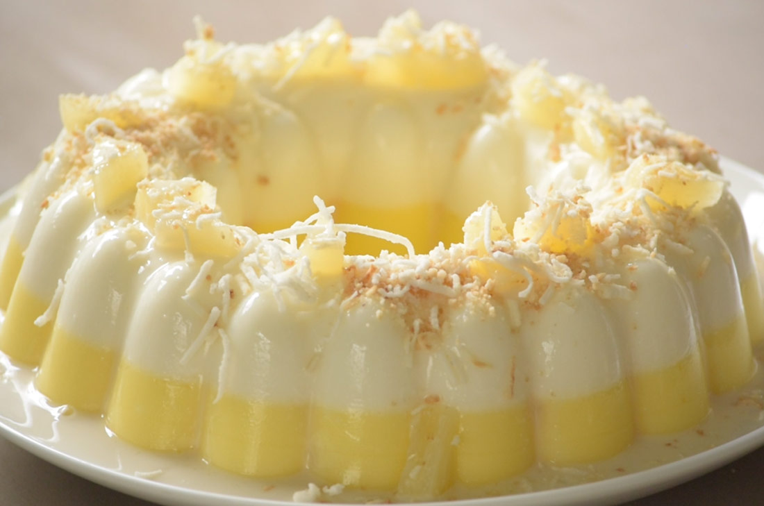 Gelatina cremosa de piña y leche de coco