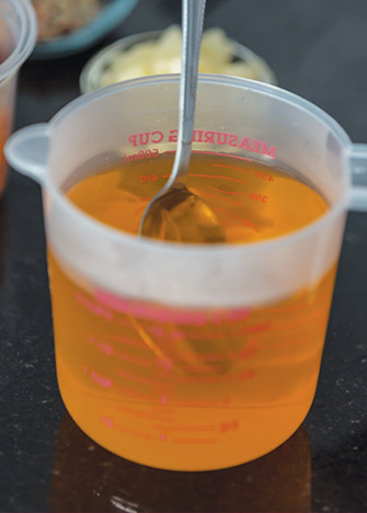 MEZCLA el sobre de gelatina de naranja con el 1/2 litro de agua caliente, disuelve y deja enfriar. Reserva.