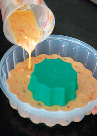VIERTE la mezcla en un molde previamente engrasado y refrigera hasta que se solidifique (aproximadamente 45 minutos a 1 hora).