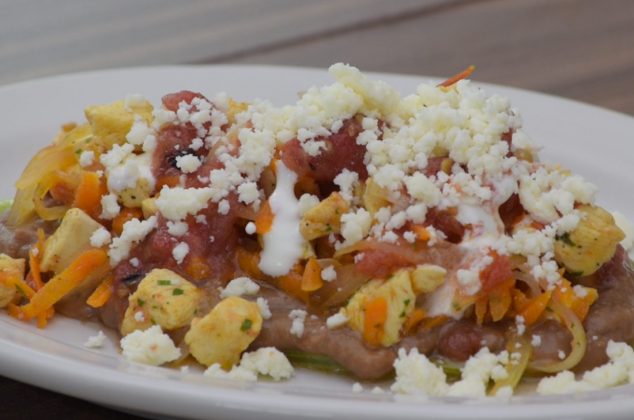 Huaraches de nopal asado con pollo