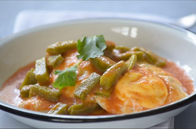 Huevos Ahogados en salsa de tomate y pasilla | Cocina Vital