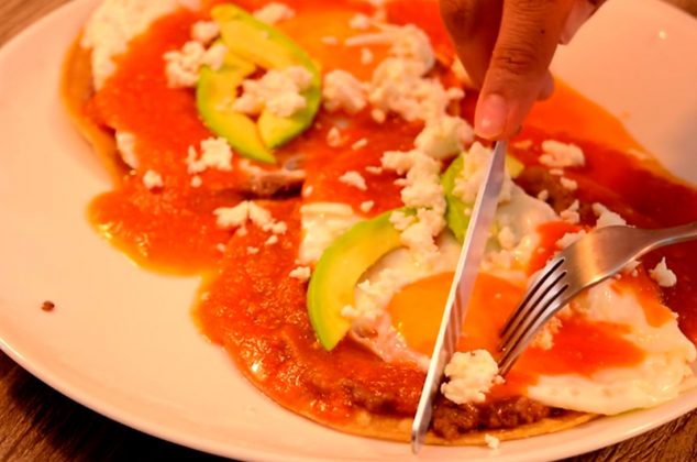 Receta de Huevos rancheros en salsa roja - Receta mexicana fácil