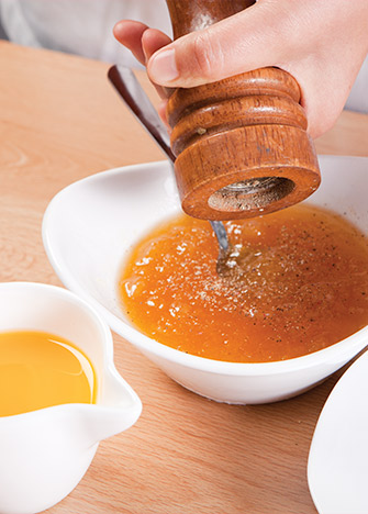 MEZCLA la mermelada con el jugo de naranja, las hojas de laurel, el clavo y sal al gusto. Reserva.