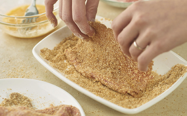 Cómo hacer clásicas milanesas de res empanizadas crujientes
