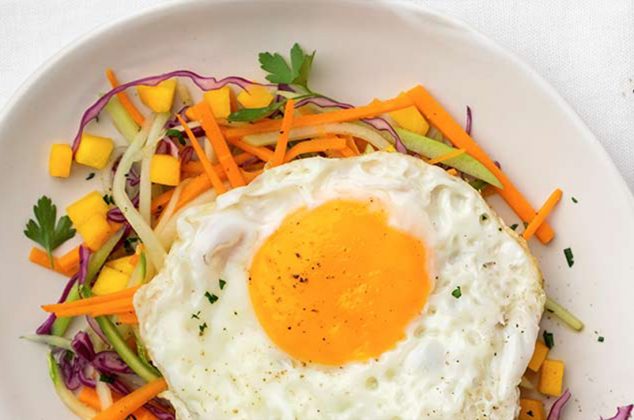 Mix de verduras y huevo frito para el desayuno