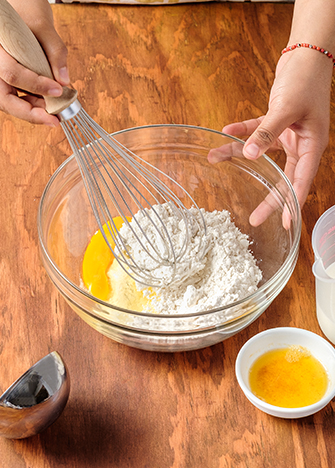 Coloca en un tazón una taza y 1/2 de harina de trigo y la pizca de sal. Añade el huevo (clara y yema) y bate con un batidor de globo.