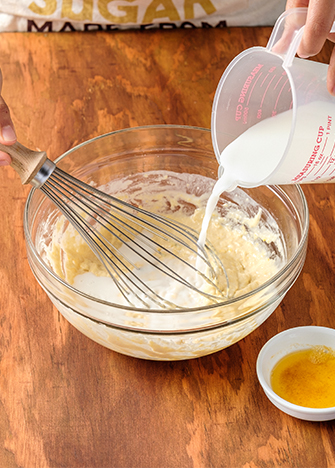 En el proceso de incorporación de los ingredientes añade el resto de la leche y bate hasta deshacer los grumos.