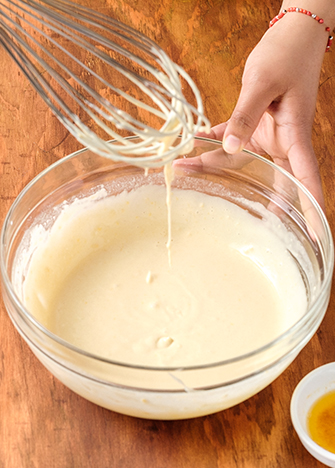 Agrega la una cucharada de mantequilla derretida e integra hasta dejar una mezcla homogénea.