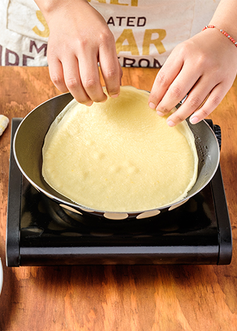 Cocina la mezcla a fuego medio por 2 minutos o hasta que la <strong></img>crepa</strong> se despegue de las orillas.