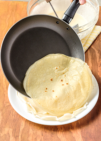 Voltea la crepa y cocina por 2 minutos más o hasta que dore ligeramente.